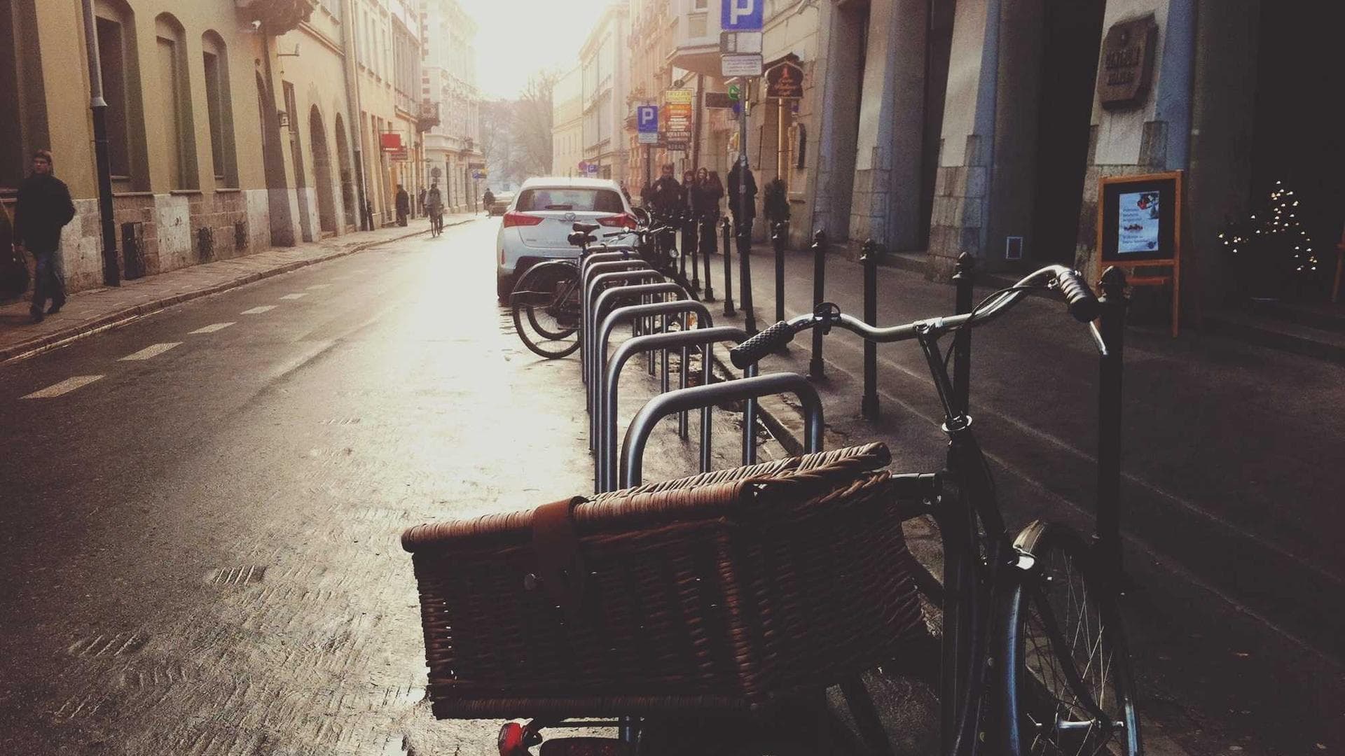 Un cementerio de noche con manos saliendo de la tierra.